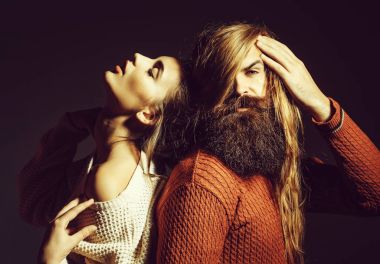 Dağınık saçlı genç Çift