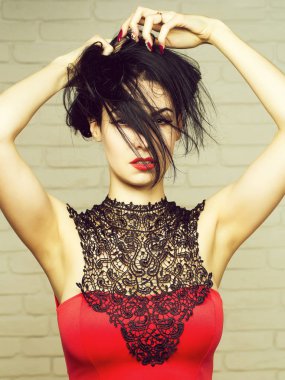 Esmer saçlı güzel kız