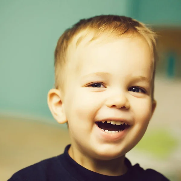 Kleine lachen jongenskind — Stockfoto