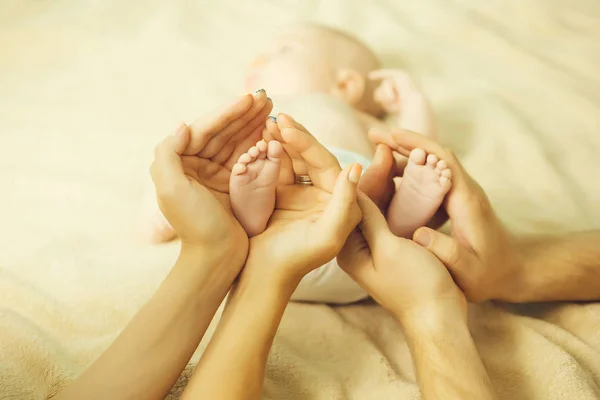 Νεογέννητο πόδια στα χέρια τους γονείς — Φωτογραφία Αρχείου