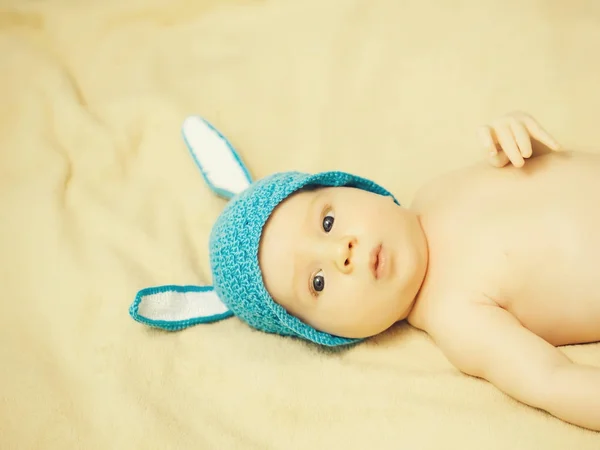 Νεογέννητο αγόρι στο καπέλο λαγουδάκι — Φωτογραφία Αρχείου