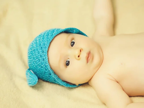 Neugeborener Junge mit Hasenmütze — Stockfoto