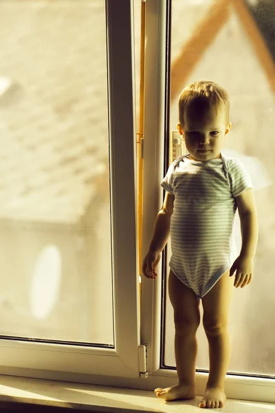 Niño en alféizar de ventana —  Fotos de Stock