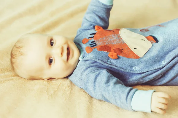 Pequeño bebé alegre lindo en la cama —  Fotos de Stock