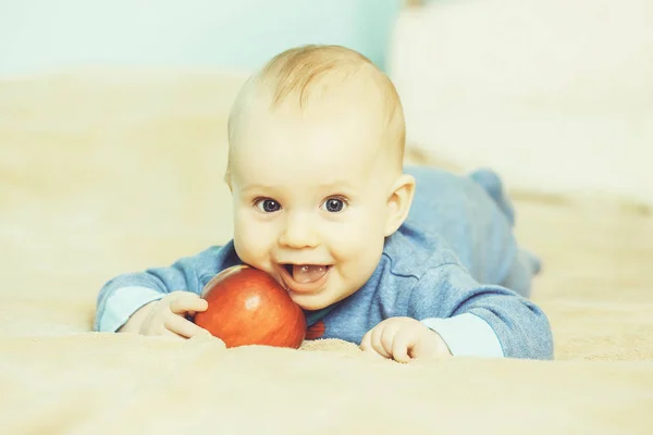 赤いリンゴと少し幸せな赤ちゃん — ストック写真