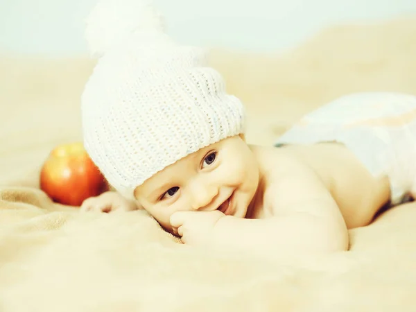 Little boy in white hat with apple — Stock Photo, Image