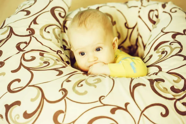 毛布の小さな男の子 — ストック写真
