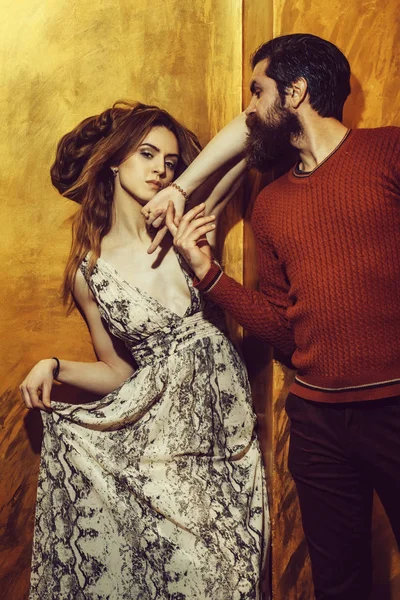 Красивая девушка и бородатый мужчина с бородой держась за руки — стоковое фото