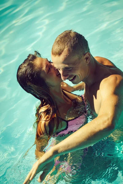 Feliz pareja joven en la piscina —  Fotos de Stock