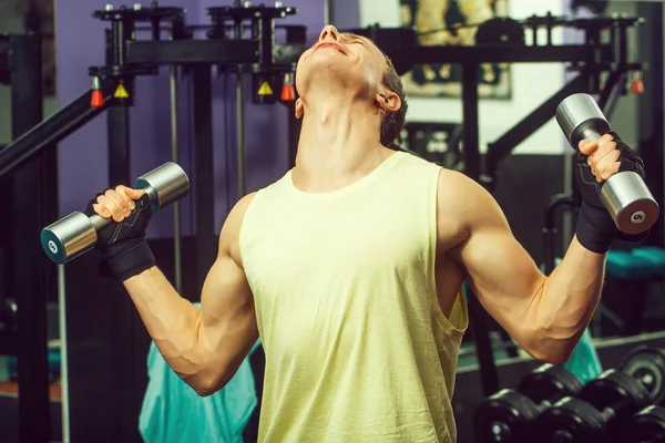 Guapo feliz sexy musculoso hombre entrenamiento con metálico dumbbell — Foto de Stock