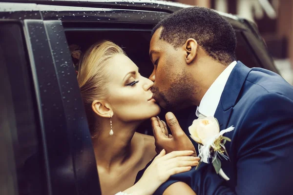 Šťastný novomanželský polibek — Stock fotografie