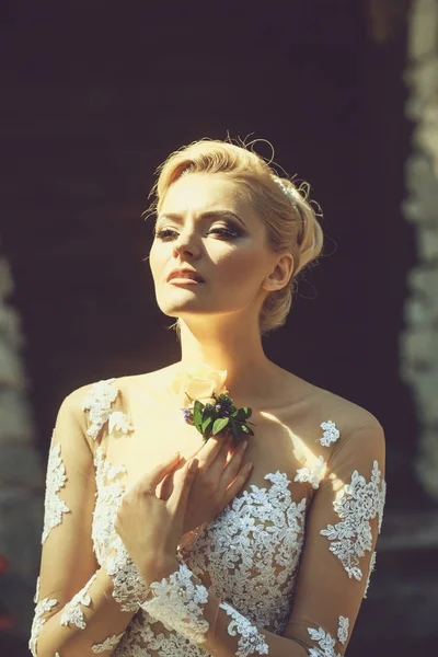 Noiva bonita em vestido de noiva com flor — Fotografia de Stock