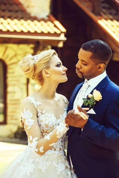 Schöner Bräutigam umarmt zärtlich hübsche Braut — Stockfoto