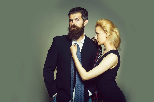 Junges Paar mit Krawatte — Stockfoto