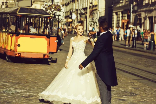 Happy afroamerické ženicha a roztomilý nevěsta tančí na ulici — Stock fotografie