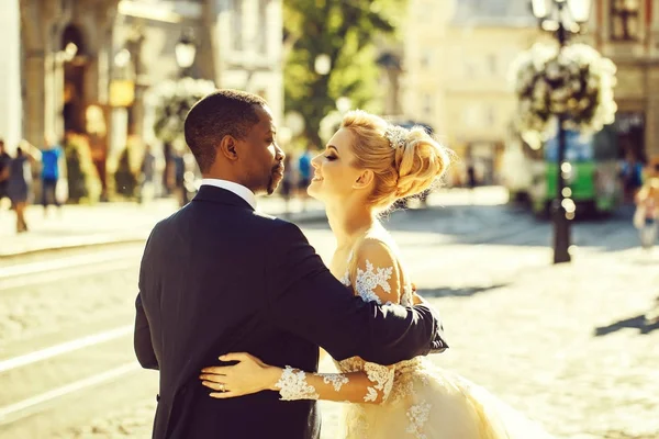 Щасливі афро-американських нареченого і мила наречена танці на вулиці — стокове фото