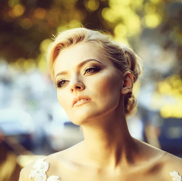 Mooi meisje met mooie make-up en blond haar — Stockfoto