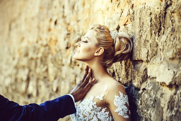 Mooi meisje of schattige bruid met mannenhand op nek — Stockfoto