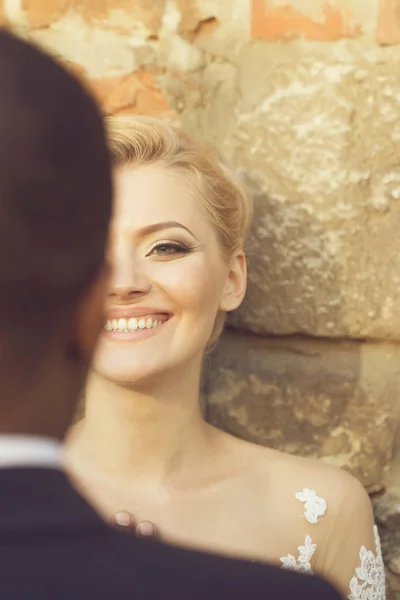 Gelukkig mooi meisje of schattige bruid glimlachend om bruidegom — Stockfoto