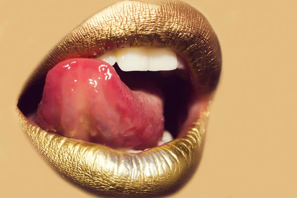 Labios con lengua en beige —  Fotos de Stock