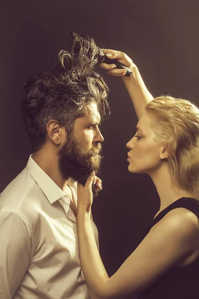 Loira cabeleireiro pentear barbudo homem — Fotografia de Stock