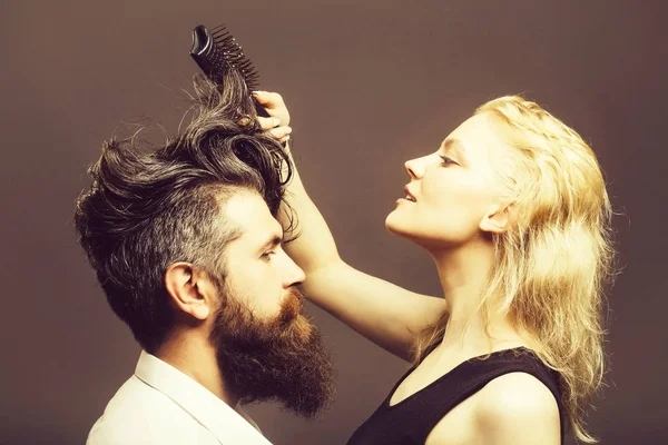 Loira cabeleireiro pentear barbudo homem — Fotografia de Stock