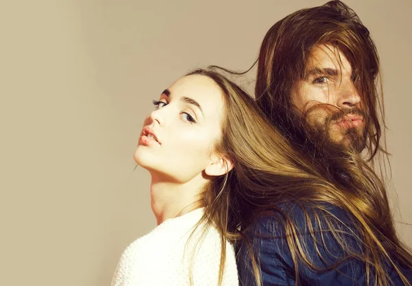 Casal jovem com cabelo bagunçado — Fotografia de Stock