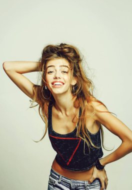 uzun saçlı oldukça moda kız