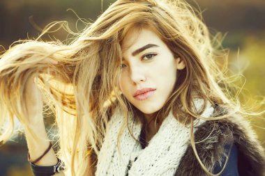 Örme eşarp ile güzel kız