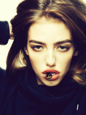 Kırmızı dudaklar üzerinde arı ile seksi kız