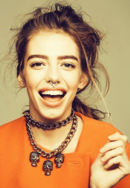 Metalik zinciri ile mutlu kız