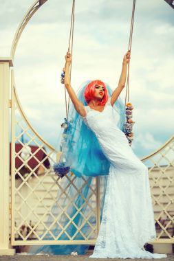 salıncak yakınındaki turuncu saçlı gelin