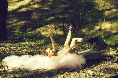 Glamour kadın ormanda yalan