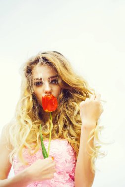 Kırmızı lale ile güzel kadın