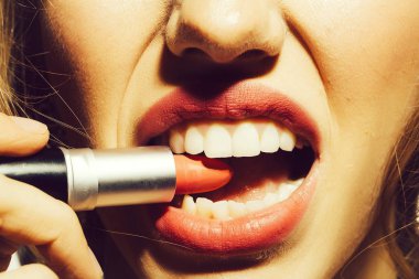 Kadın biring kırmızı ruj