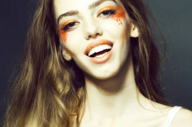 Turuncu makyaj closeup kızla