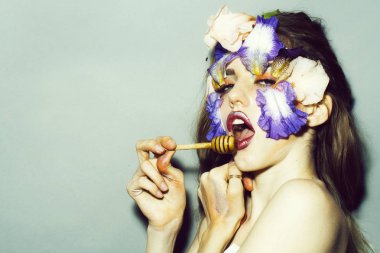 Kız çiçek makyaj ile