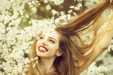 Çiçeği güzel kız