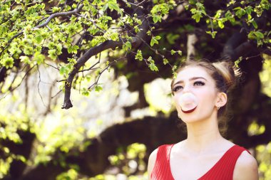 Ağaç bahar çekici kadın