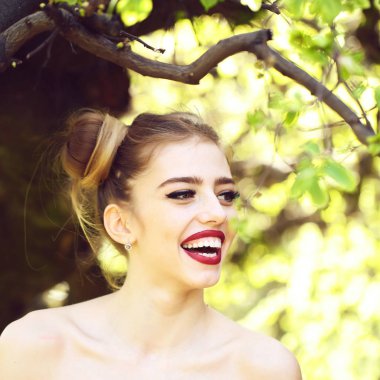 Ağaç bahar çekici kadın