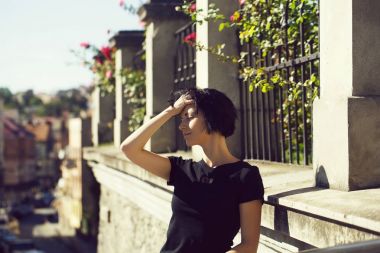 Sokak üzerinde güzel kız