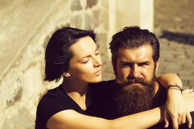 genç çifte sarılma