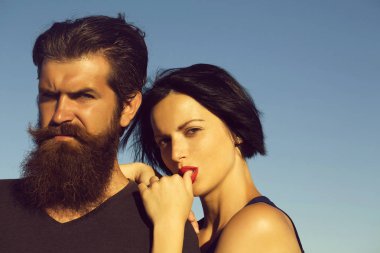 Mavi gökyüzünde genç bir çift