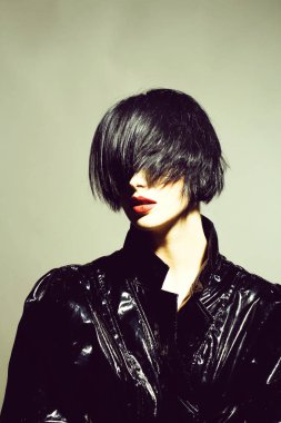 Kırmızı dudaklı güzel seksi kadın.