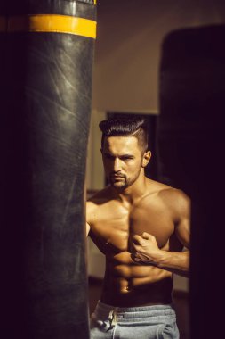 Kum torbası ile kas adam