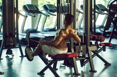 kaslı adam spor salonunda eğitim