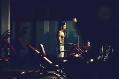 kaslı adam spor salonunda eğitim