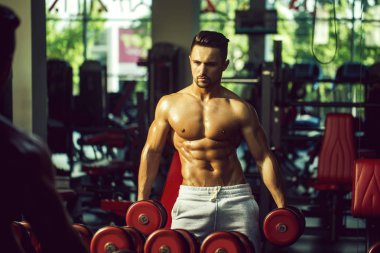 kaslı adam dumbbell ile