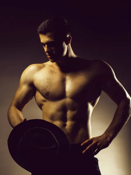 Hombre musculoso sexy con sombrero — Foto de Stock