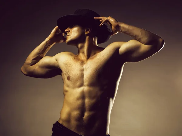 Sexy musculoso hombre en sombrero —  Fotos de Stock